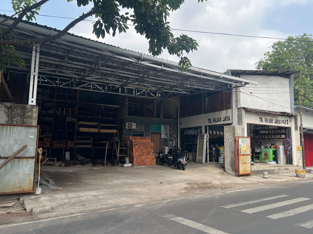 Tampilan area toko material TB Fajar Jaya dari jalan di Johar Baru