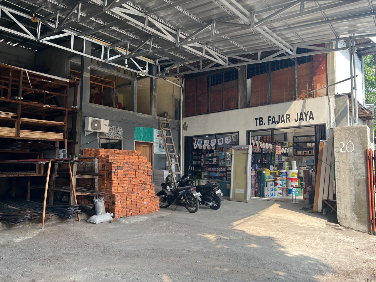 Tampak depan toko TB Fajar Jaya dengan papan nama toko material di Johar Baru